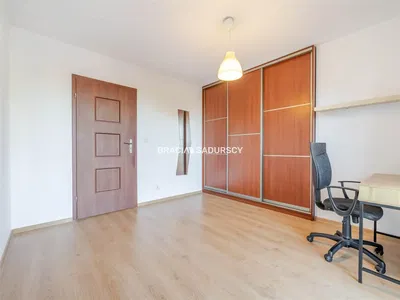 Living room; wood floor, natural light, modern style, high ceiling