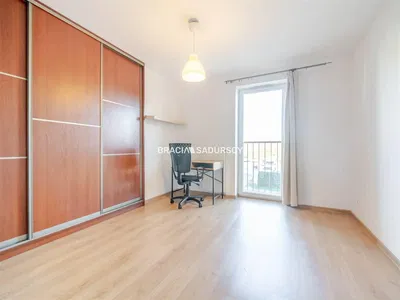 Living room; wood floor, natural light, modern style, high ceiling