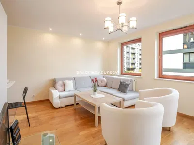Living room; wood floor, natural light, modern style, high ceiling