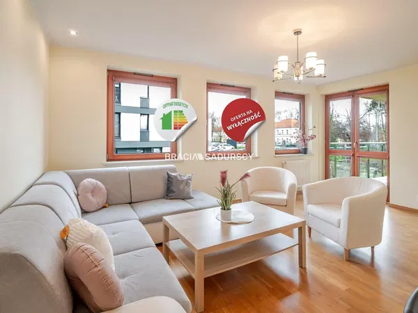 Living room; wood floor, natural light, modern style, high ceiling