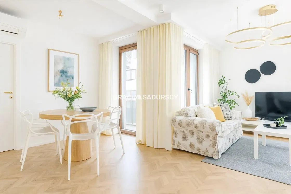 Oturma odası; ahşap zemin, doğal ışık, modern stil, yüksek tavan