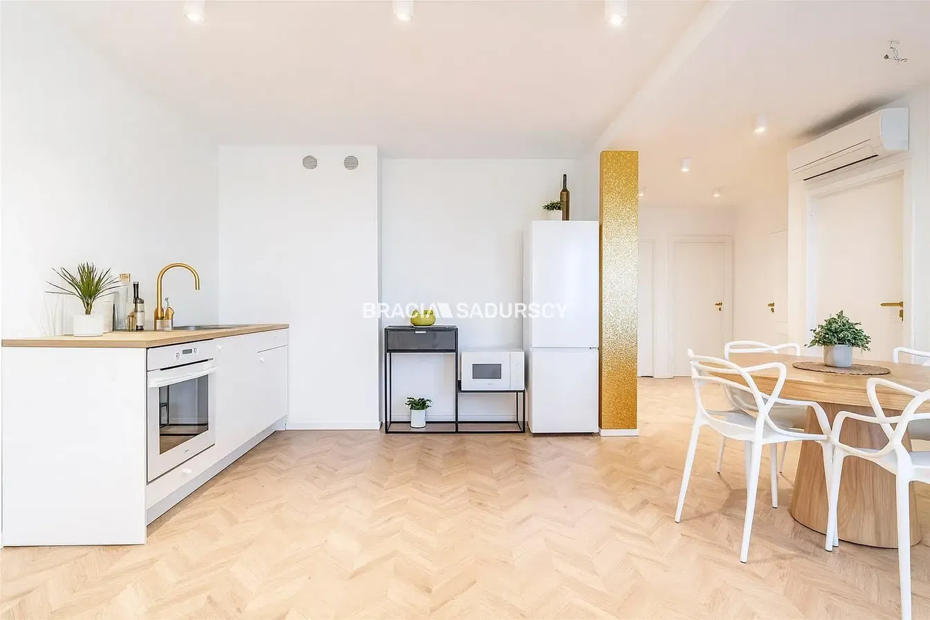 Oturma odası; ahşap zemin, doğal ışık, modern stil, yüksek tavan