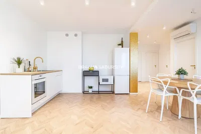 Woonkamer; houten vloer, natuurlijk licht, moderne stijl, hoge plafonds