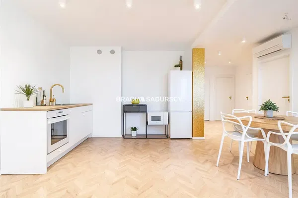 Living room; wood floor, natural light, modern style, high ceiling