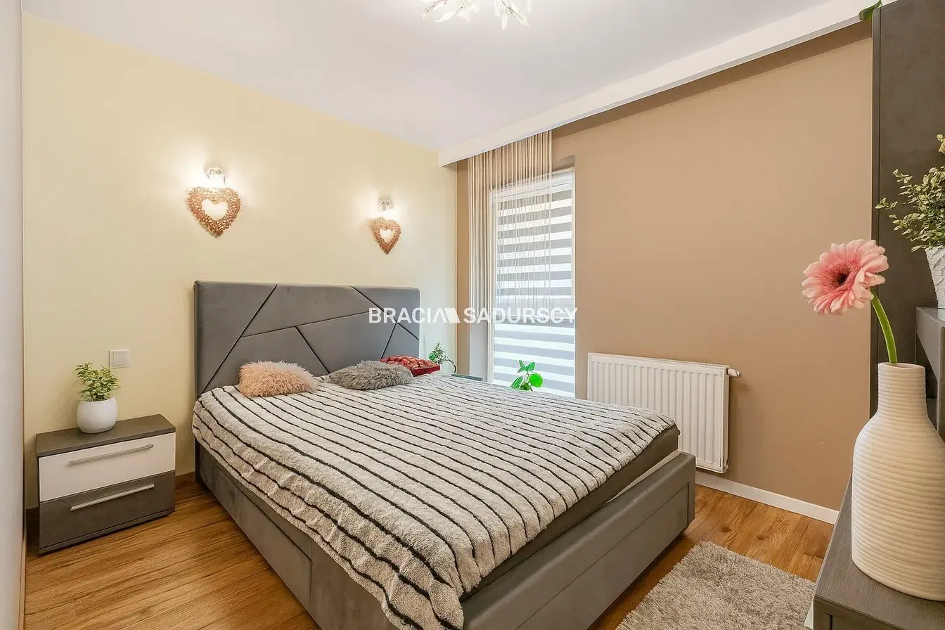 Σαλόνι; ξύλινο πάτωμα, φυσικό φως, μοντέρνο στυλ, ψηλά ταβάνια