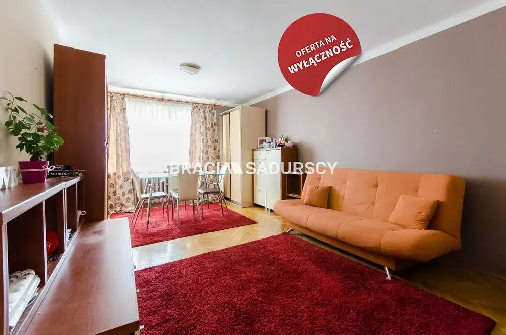 Living room; wood floor, natural light, modern style, high ceiling