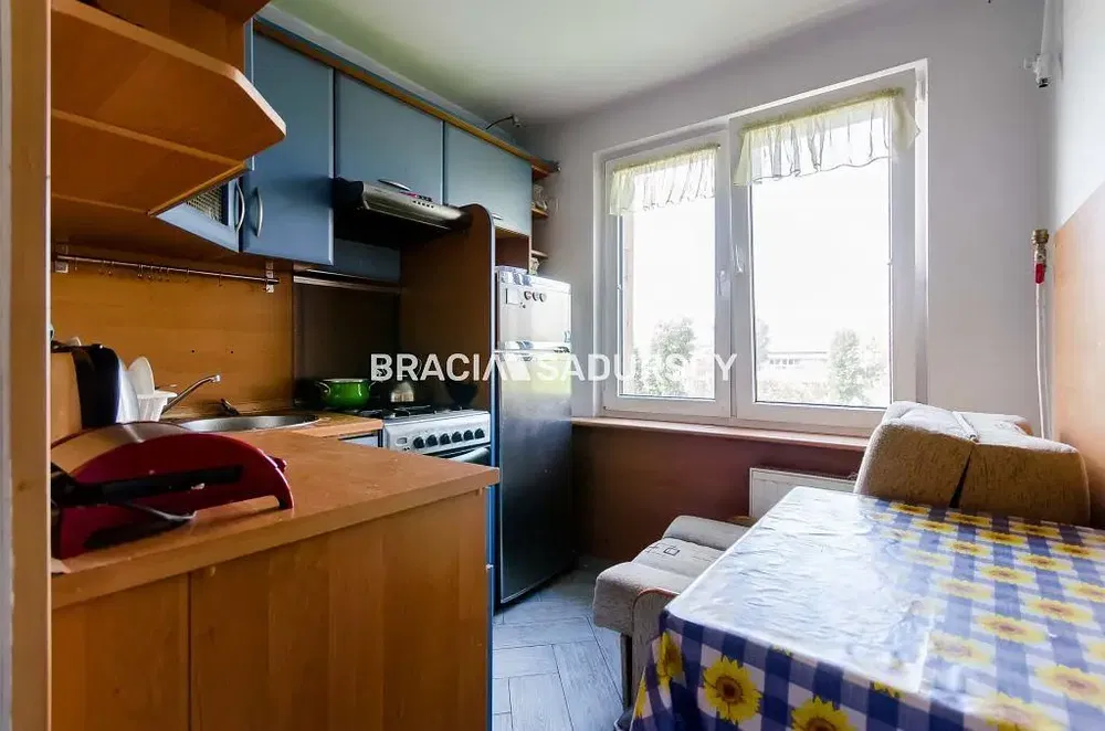 Living room; wood floor, natural light, modern style, high ceiling