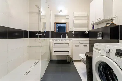 Living room; wood floor, natural light, modern style, high ceiling
