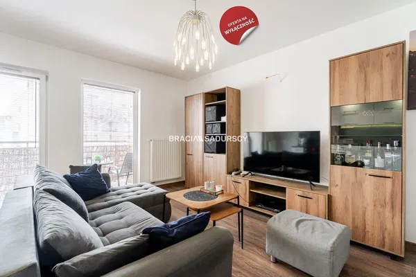 Living room; wood floor, natural light, modern style, high ceiling
