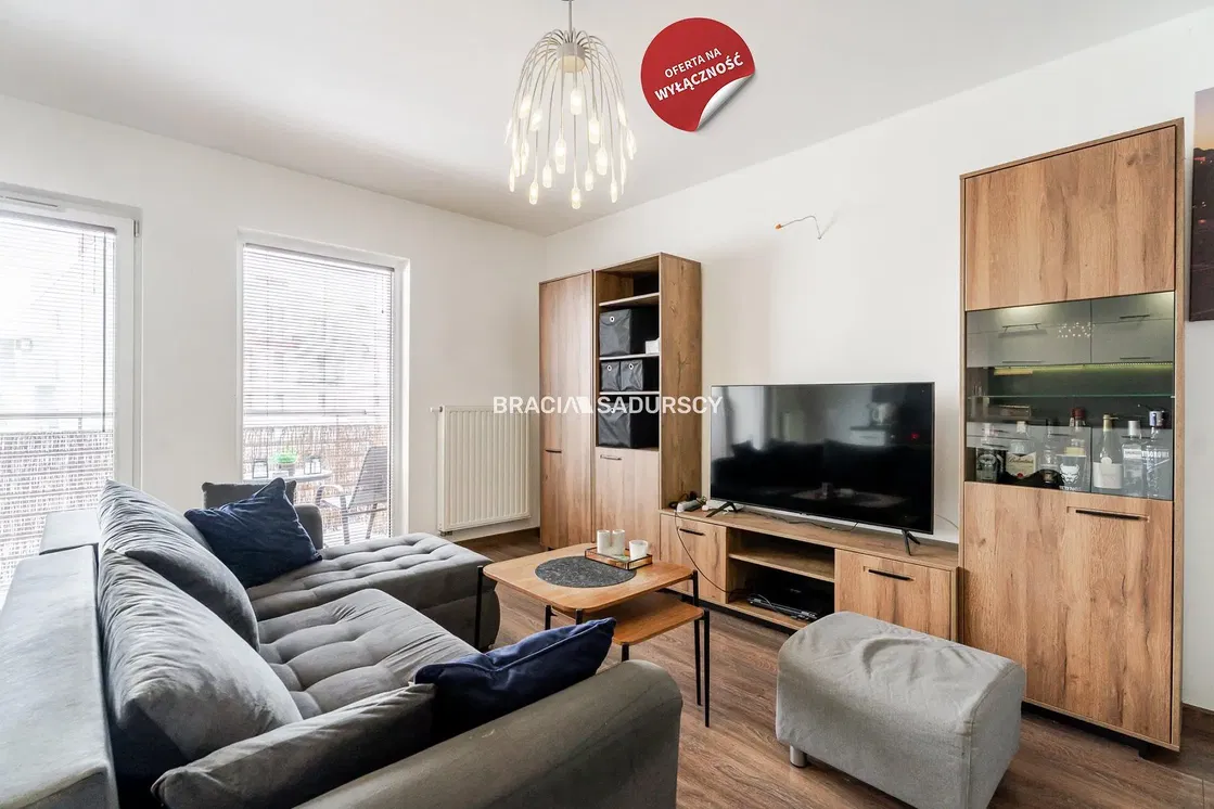 Σαλόνι; ξύλινο πάτωμα, φυσικό φως, μοντέρνο στυλ, ψηλά ταβάνια