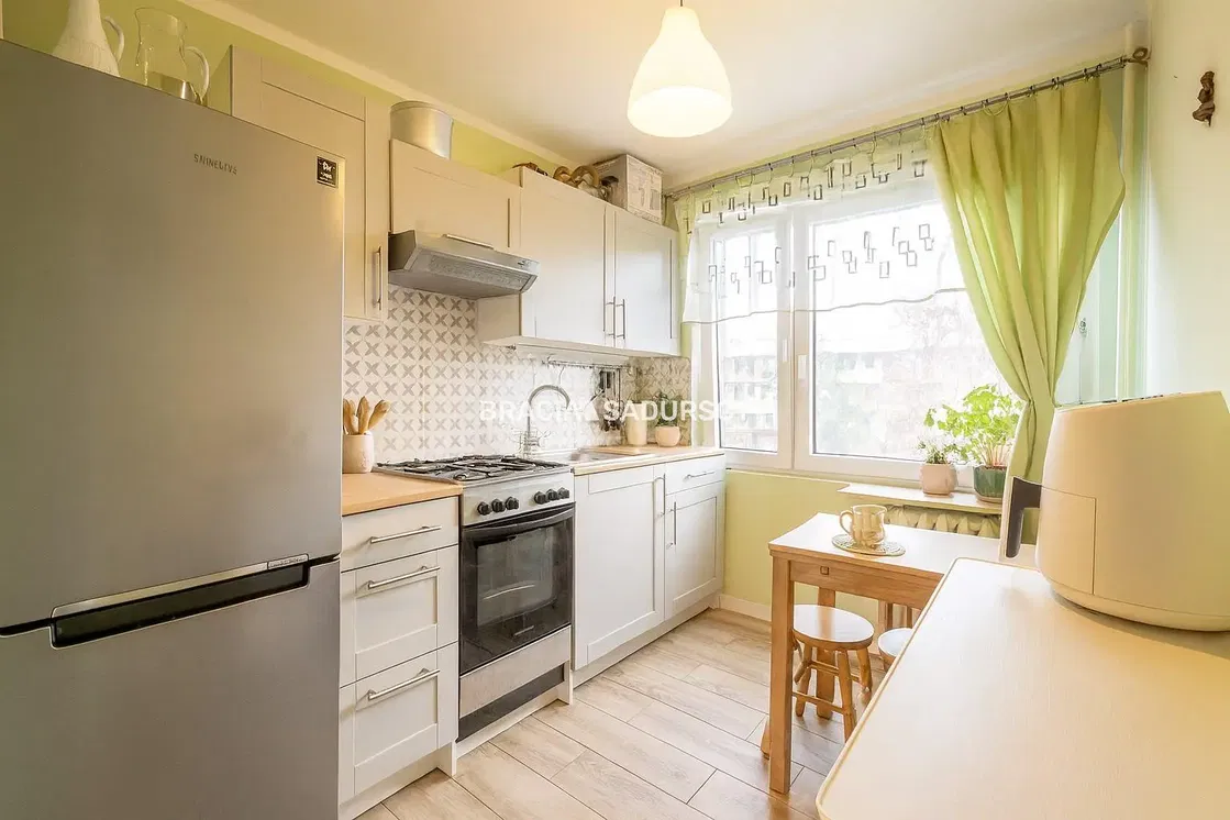 Хол; дървен под, естествена светлина, модерен стил, високи тавани