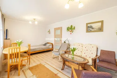 Living room; wood floor, natural light, modern style, high ceiling