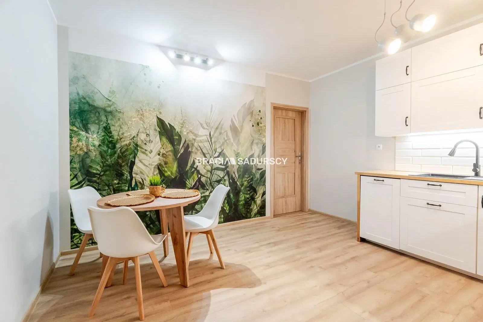 Living room; wood floor, natural light, modern style, high ceiling