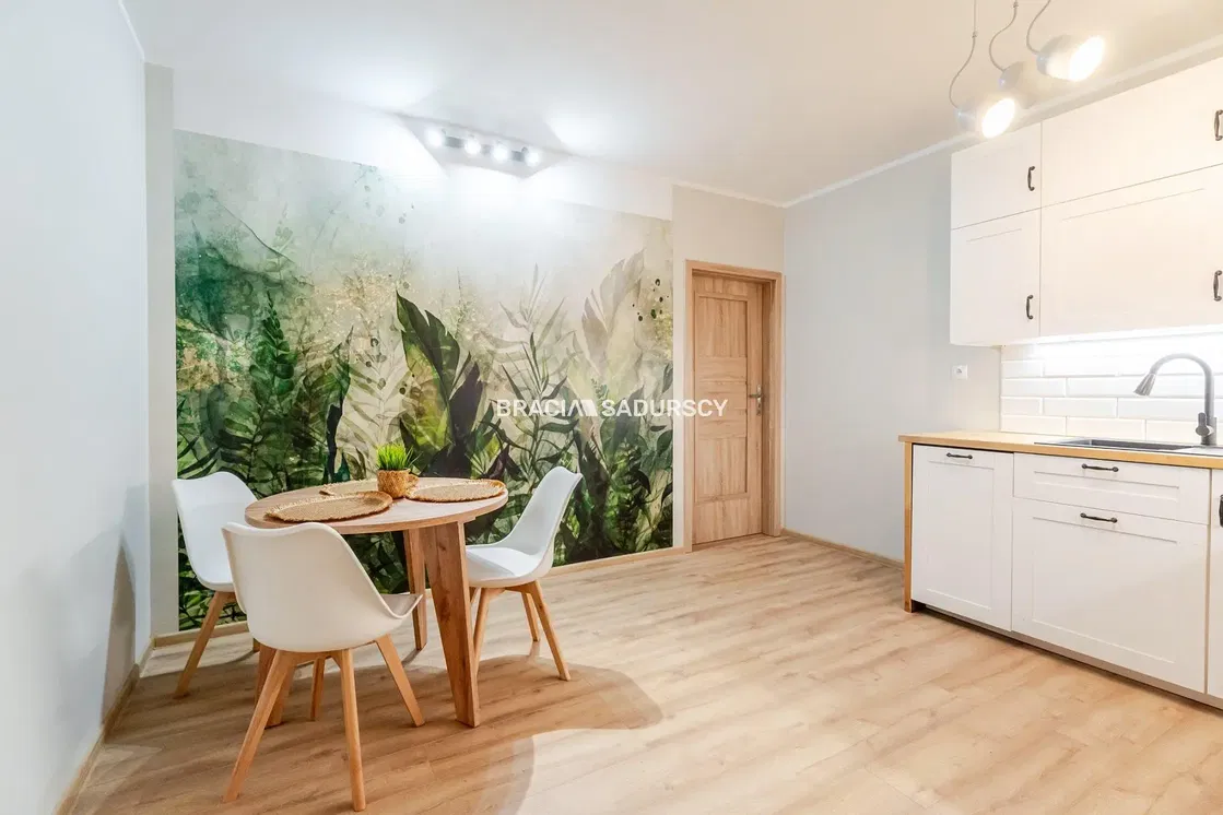 Oturma odası; ahşap zemin, doğal ışık, modern stil, yüksek tavan