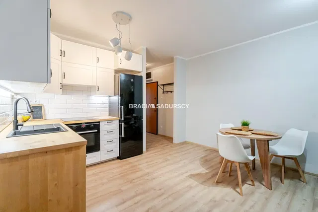 Σαλόνι; ξύλινο πάτωμα, φυσικό φως, μοντέρνο στυλ, ψηλά ταβάνια