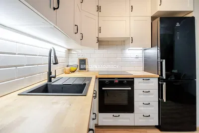 Living room; wood floor, natural light, modern style, high ceiling