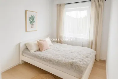 Living room; wood floor, natural light, modern style, high ceiling