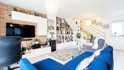 Living room; wood floor, natural light, modern style, high ceiling
