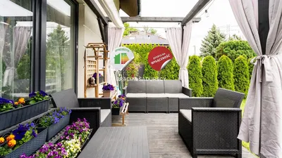 Living room; wood floor, natural light, modern style, high ceiling