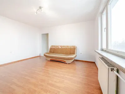 Woonkamer; houten vloer, natuurlijk licht, moderne stijl, hoge plafonds