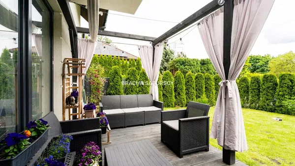 Living room; wood floor, natural light, modern style, high ceiling