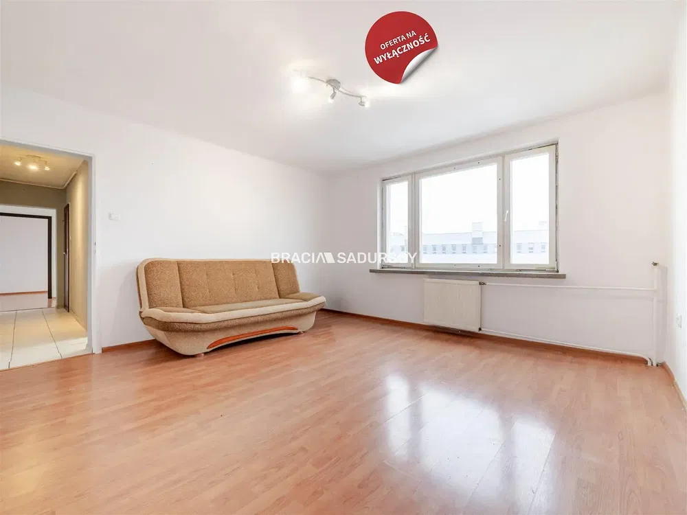 Woonkamer; houten vloer, natuurlijk licht, moderne stijl, hoge plafonds