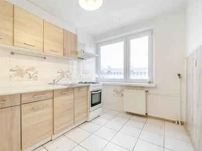 Woonkamer; houten vloer, natuurlijk licht, moderne stijl, hoge plafonds