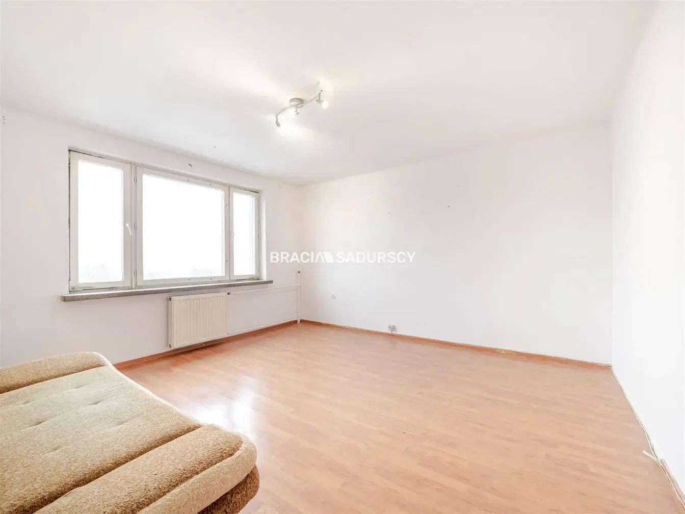 Oturma odası; ahşap zemin, doğal ışık, modern stil, yüksek tavan