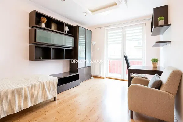 Living room; wood floor, natural light, modern style, high ceiling