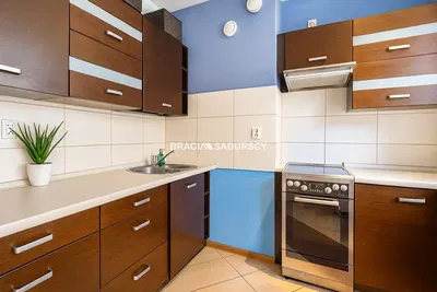 Living room; wood floor, natural light, modern style, high ceiling