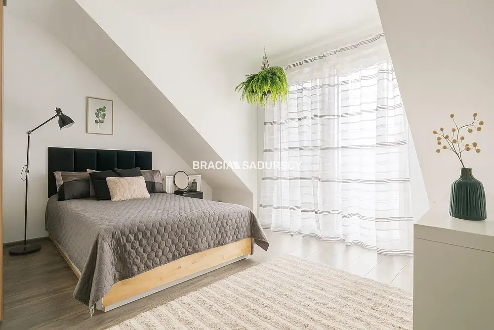 Living room; wood floor, natural light, modern style, high ceiling