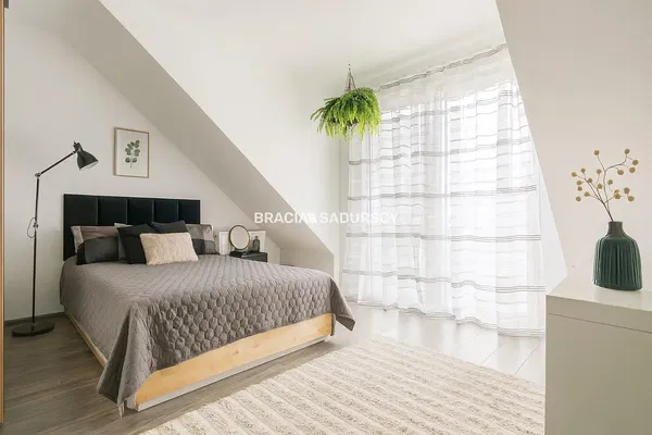Living room; wood floor, natural light, modern style, high ceiling