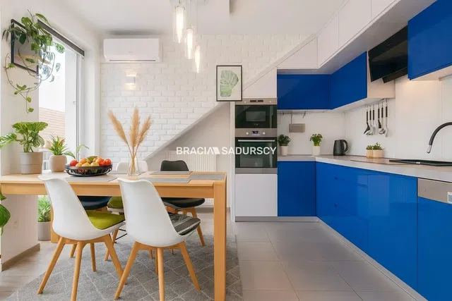 Dnevna soba; drveni pod, prirodno svjetlo, moderni stil, visoki plafoni