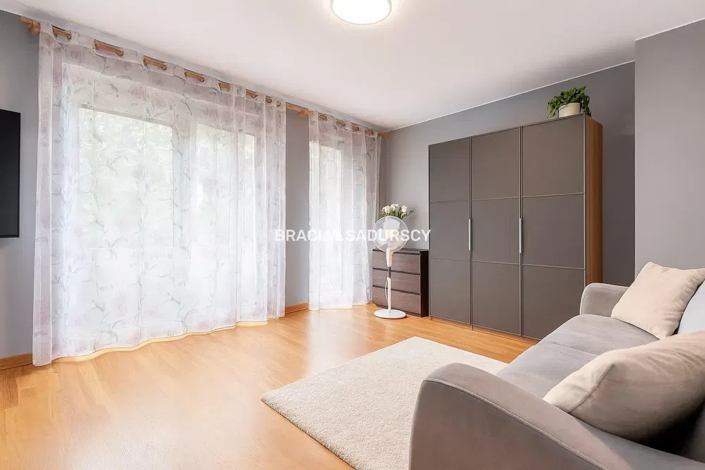 Σαλόνι; ξύλινο πάτωμα, φυσικό φως, μοντέρνο στυλ, ψηλά ταβάνια