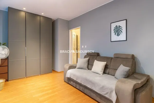 Σαλόνι; ξύλινο πάτωμα, φυσικό φως, μοντέρνο στυλ, ψηλά ταβάνια