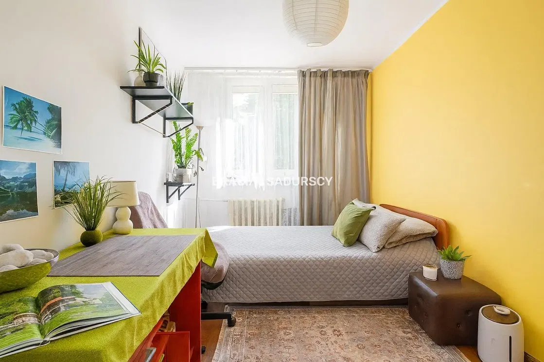 Хол; дървен под, естествена светлина, модерен стил, високи тавани