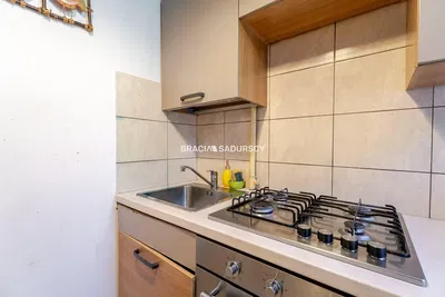 Σαλόνι; ξύλινο πάτωμα, φυσικό φως, μοντέρνο στυλ, ψηλά ταβάνια