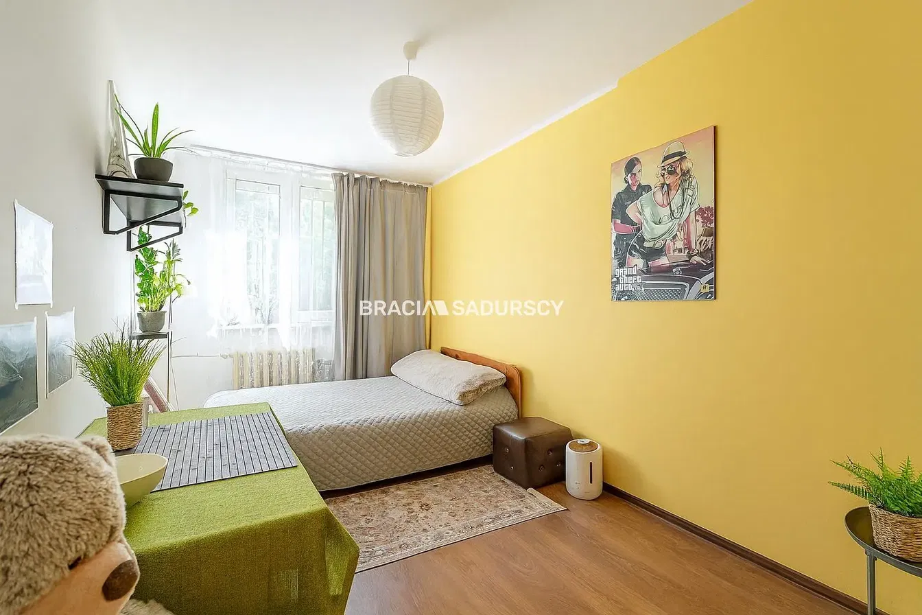 Хол; дървен под, естествена светлина, модерен стил, високи тавани