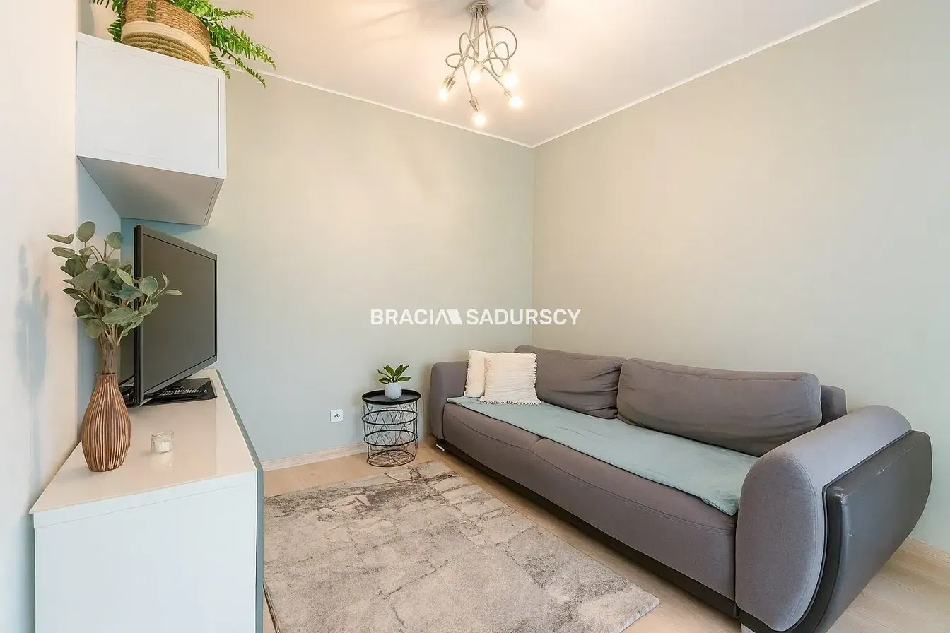 Хол; дървен под, естествена светлина, модерен стил, високи тавани