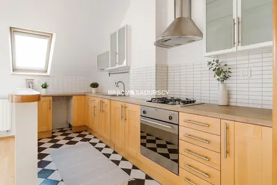 غرفة معيشة; أرضية خشبية, ضوء طبيعي, أسلوب عصري, أسقف عالية