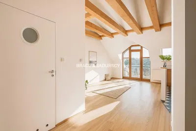 غرفة معيشة; أرضية خشبية, ضوء طبيعي, أسلوب عصري, أسقف عالية