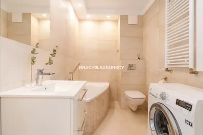 غرفة معيشة; أرضية خشبية, ضوء طبيعي, أسلوب عصري, أسقف عالية