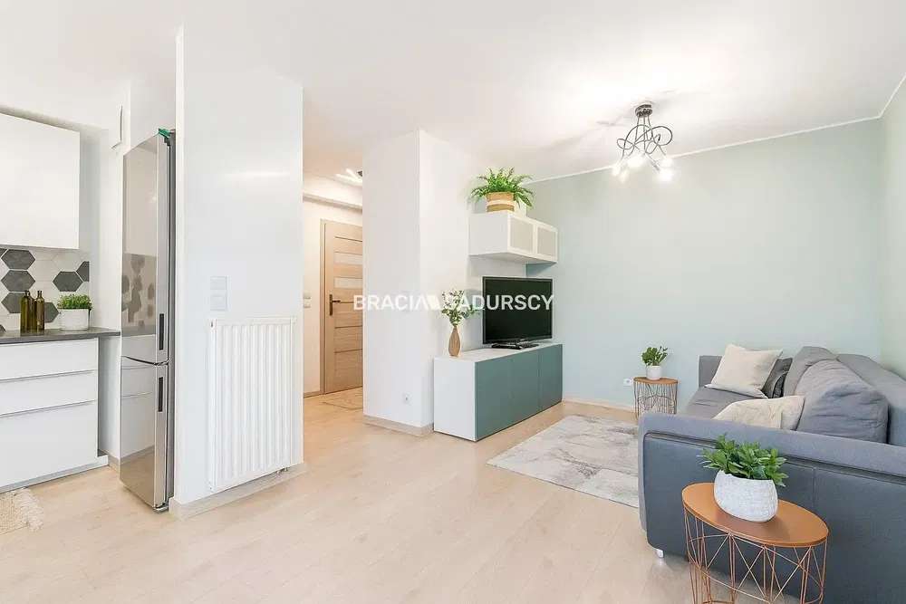 غرفة معيشة; أرضية خشبية, ضوء طبيعي, أسلوب عصري, أسقف عالية