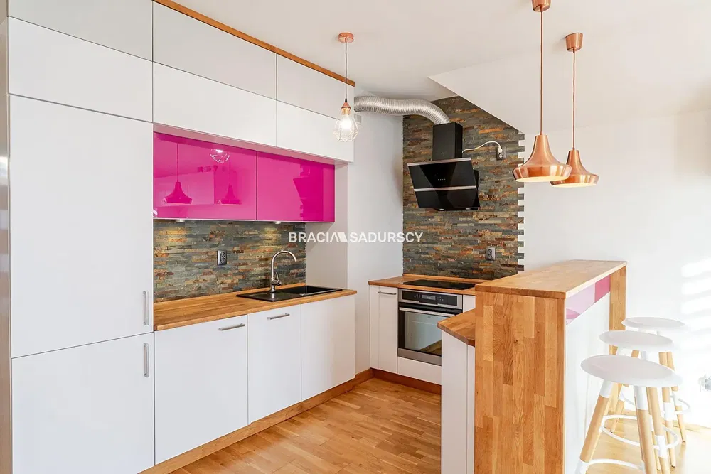 Woonkamer; houten vloer, natuurlijk licht, moderne stijl, hoge plafonds