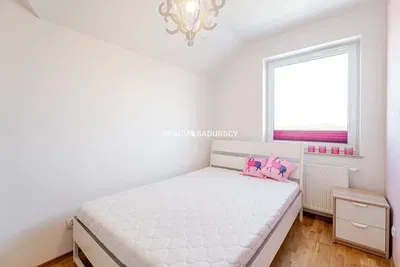 Woonkamer; houten vloer, natuurlijk licht, moderne stijl, hoge plafonds