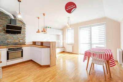 Woonkamer; houten vloer, natuurlijk licht, moderne stijl, hoge plafonds