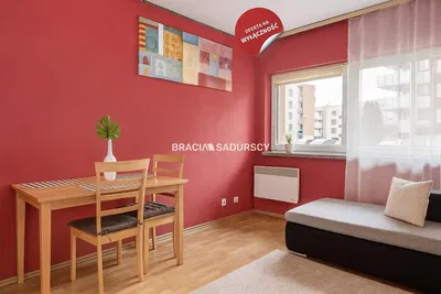 Woonkamer; houten vloer, natuurlijk licht, moderne stijl, hoge plafonds