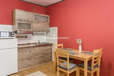 Woonkamer; houten vloer, natuurlijk licht, moderne stijl, hoge plafonds