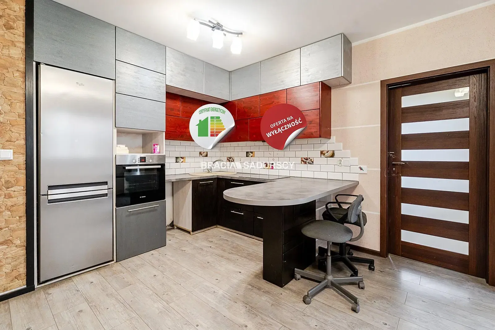 Σαλόνι; ξύλινο πάτωμα, φυσικό φως, μοντέρνο στυλ, ψηλά ταβάνια