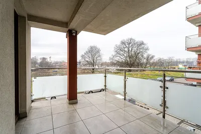 Σαλόνι; ξύλινο πάτωμα, φυσικό φως, μοντέρνο στυλ, ψηλά ταβάνια